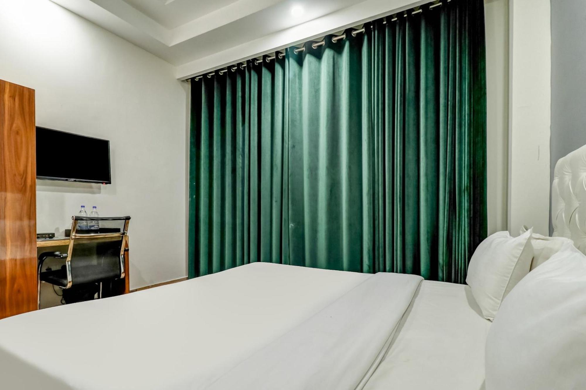 Townhouse Skylight Near Medanta Hospital Hotel Gurgaon Exterior foto