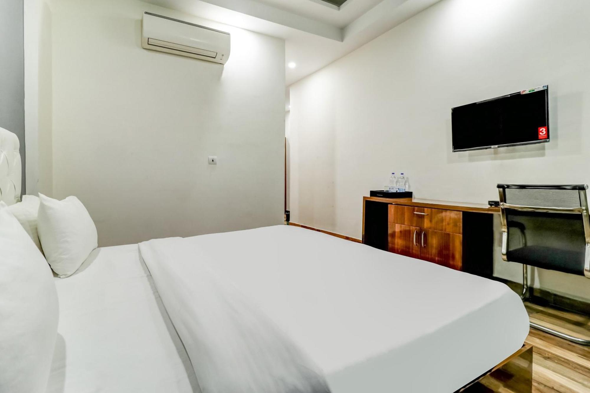 Townhouse Skylight Near Medanta Hospital Hotel Gurgaon Exterior foto