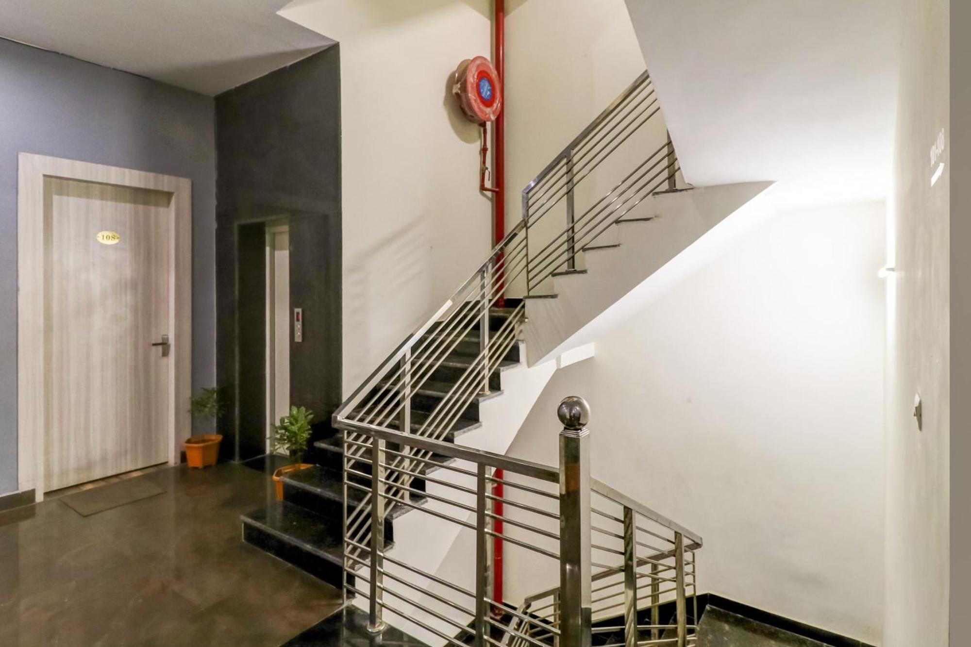 Townhouse Skylight Near Medanta Hospital Hotel Gurgaon Exterior foto